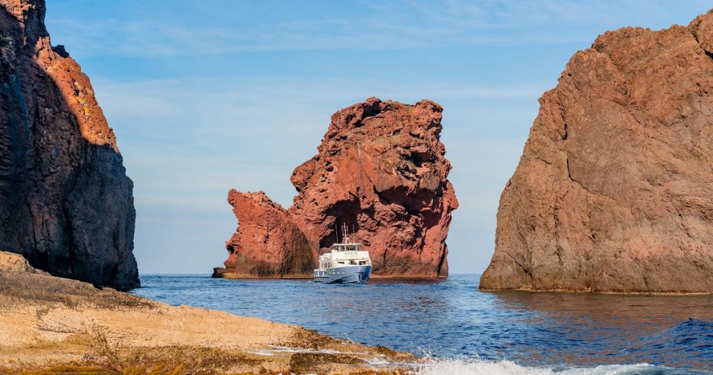 Corsica: Scandola and Girolata Boat Cruise from Porto