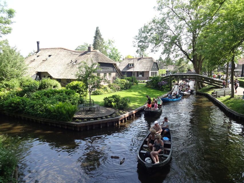 Day Trip To Giethoorn By Bus And Boat