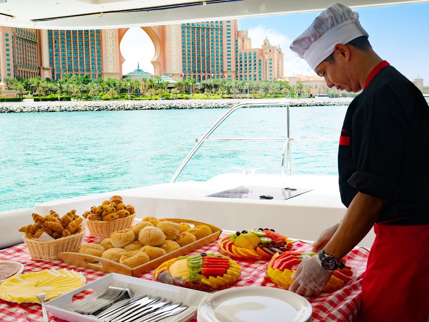 Dubai Marina: Luxury Yacht Tour with Breakfast or BBQ